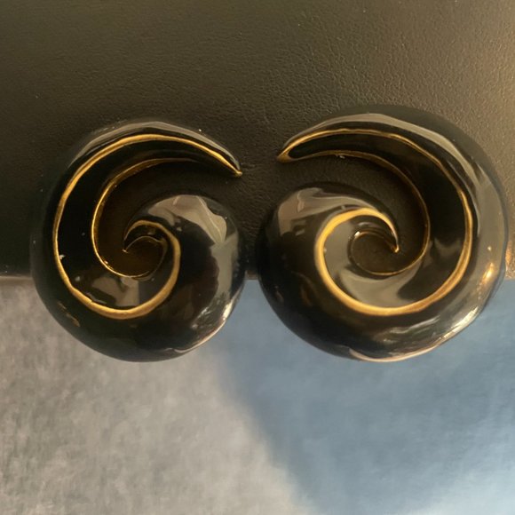 Kenneth Jay Lane Black Enamel Swirl Clip-on Earrings - Picture 2 of 8